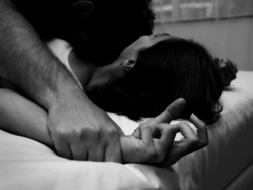 Βρετανία: Απαλλάχθηκε από κατηγορίες για βιασμό φοιτήτριας επειδή εκείνη έγραψε στο Facebook «απλά με βίασαν- χαλαρώστε» (εικόνες)